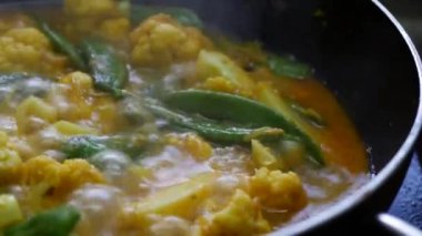 Karnabahar ve yemek tepsisi. 