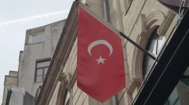Pencerede Türk bayrağı asılı.