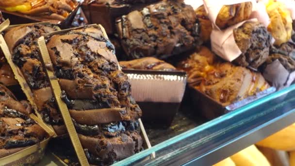 Dükkanda Taze Tatlı Fırın Pasta Sergileniyor — Stok video