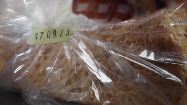 Kadaluarsa Tanggal Pada Paket Roti — Stok Video