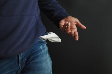 Genç adam boş pantolon cebini fotokopi alanı ile gösterir .