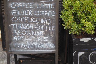 Açık havada siyah tahtada kafe menüsü .