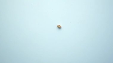 Yavaş çekimde fıstıklar masaya düşüyor. ,