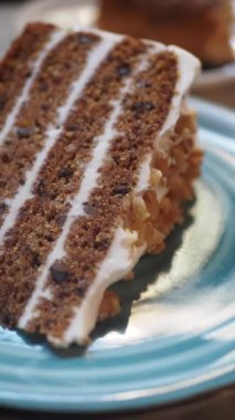 Masadaki tabakta çikolatalı ve kremalı pasta. .