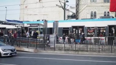 Hindi İstanbul 1 Haziran 2023. İstanbul metrosu bir ilçe istasyonunda. .