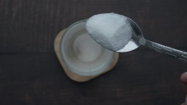 Verter Açúcar Branco Copo Água Mesa — Vídeo de Stock