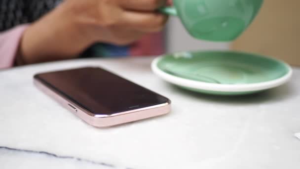 Ele Tutuşup Masadan Cep Telefonunu Almak — Stok video