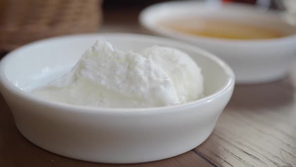 Creme Manteiga Mel Uma Tigela Mesa — Vídeo de Stock
