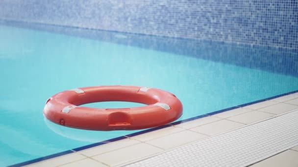 游泳池里的红色救生圈1 帮助和支持概念 — 图库视频影像