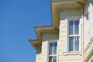 Eski şehir cephelerinde dekoratif unsurlarla pencereler.