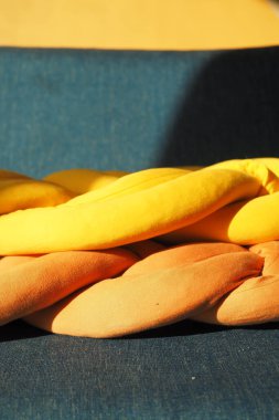  Kanepede sarı ve turuncu renkli yastıklar. ,