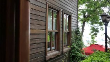 Eski şehir cephelerinde dekoratif unsurlarla pencereler.