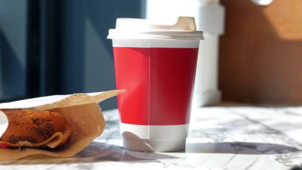 Boş Kraft Kahve Fincanını Masadan — Stok video