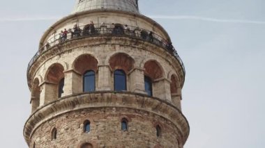Türkiye istanbul 23 Haziran 2023. İstanbul 'un Beyoğlu ilçesindeki Galata Kulesi' ni ziyaret eden turistler