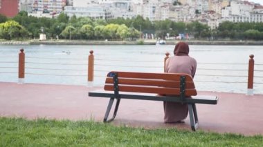 Tezgah oturan mutsuz kız 