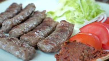 Kebap, geleneksel Türk eti. Tabakta salata var. 