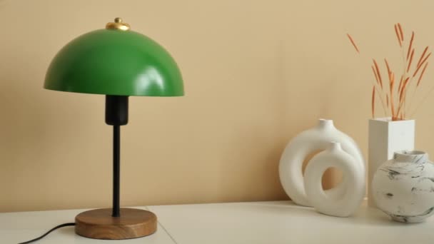 Tischlampe Gegen Orangefarbene Wand Schlafzimmer — Stockvideo