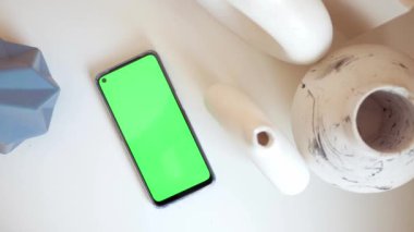 Masada yeşil ekran ve iç dekorasyonu olan akıllı telefon .