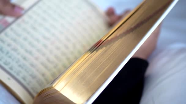 Moslimvrouwen Die Koran Lezen — Stockvideo