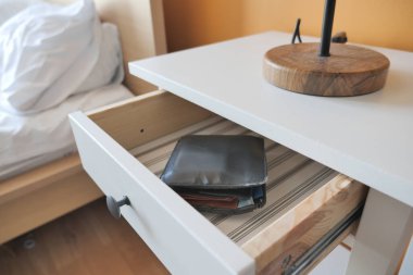 Açık çekmecede bir cüzdan. Yakın plan.