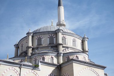 İstanbul 'da mavi gökyüzüne karşı bir caminin kubbesi .