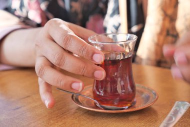 Bir kafede geleneksel Türk çayı içiyorum. ,