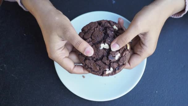 女性が甘いクッキーを壊す — ストック動画