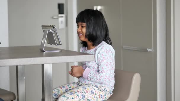 Criança Assistindo Desenhos Animados Tablet Digital Sentado Uma Cadeira Casa — Vídeo de Stock