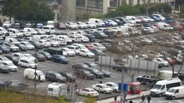 Parking Voitures Dans Aire Stationnement Extérieure Dans Une Journée Ensoleillée — Video