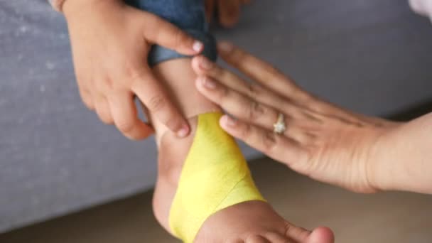 Elastische Therapeutische Blauwe Tape Toegepast Kinderbeen Kinesio Taping Therapie Voor — Stockvideo