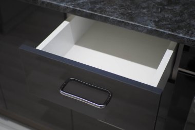 Açılmış boş bir çekmecenin üst görünümü .