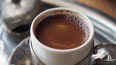 Türk kahve masada .