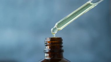  Karanlık arka planda serum düşürücü. Yüksek kalite fotoğraf