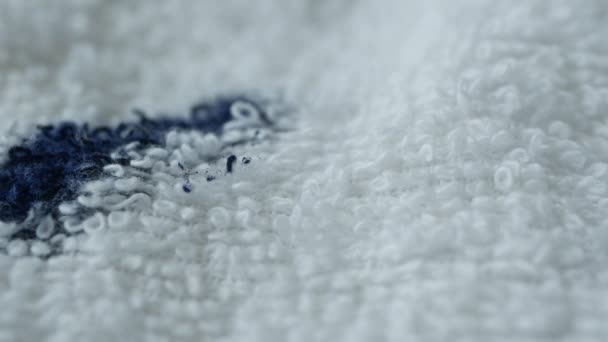 Weißes Handtuch Mit Blauem Tintenfleck — Stockvideo