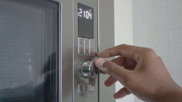 Fechar Homens Mão Ajuste Controle Temperatura Forno — Vídeo de Stock