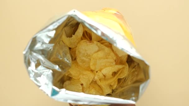 Bovenaanzicht Van Het Houden Van Een Open Aardappel Chips Pakket — Stockvideo