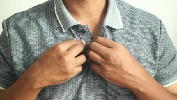 Muž Zapíná Košili Zblízka — Stock video