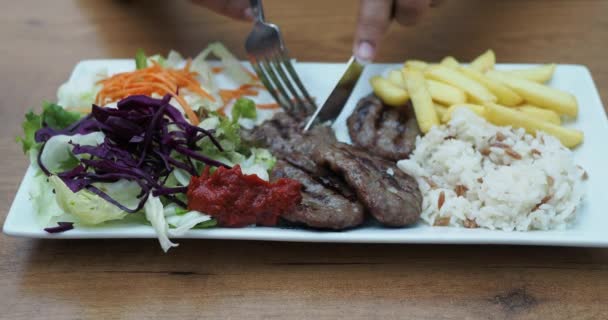 Kebab Viande Traditionnelle Turque Avec Salade Dans Une Assiette — Video