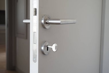  Gri banyo kapısı hafifçe açık 