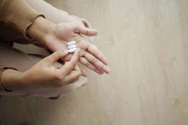 Kadınların el haplarını yakın çekim.