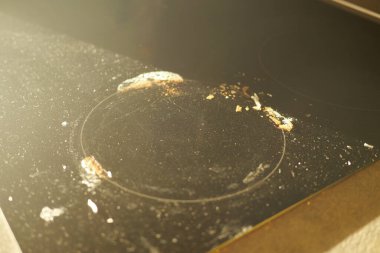 Siyah kirli bir elektrikli soba. Yakın çekim 