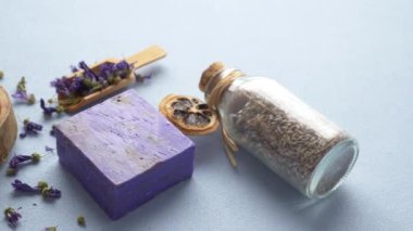 Masada ev yapımı sabun ve lavanta çiçeği var. .