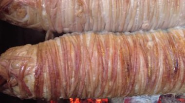 Türk sokak yemekleri Kokorec ahşap fırında pişirilmiş koyun bağırsağından yapılır.