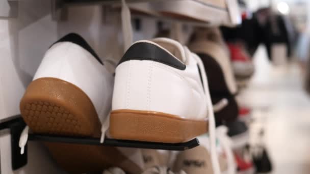 Exibição Sapatos Para Venda Loja Local — Vídeo de Stock