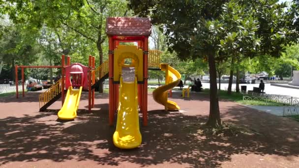 Türkei Istanbul Juni 2023 Kinder Spielen Auf Spielplatz Lokalen Park — Stockvideo