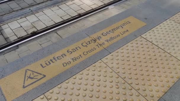 Metro Istasyonunda Sarı Uyarı Işareti — Stok video