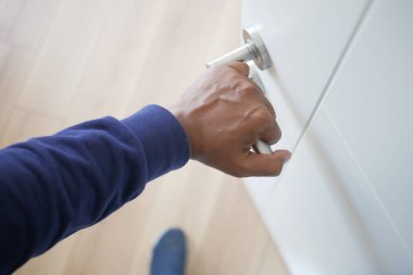 Mans Hand kapıyı kapatıyor .