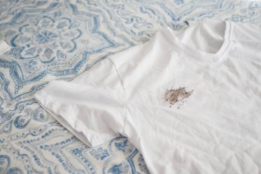  Yataktaki boktan gömleği lekelemek. .