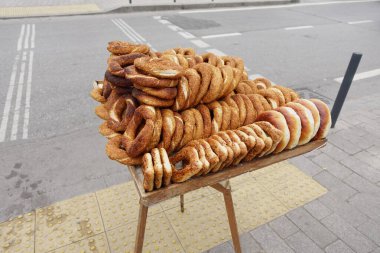 Türk Bagel Simit 'i taksim meydanında bir minibüste satıyor .
