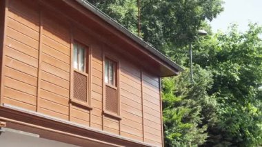 Eski ahşap bir evin çekimini yapın. .